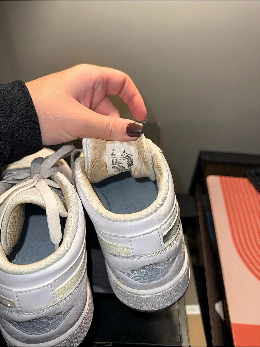 Jordan Air Jordan 1 Low SE GS 'Glitter Swoosh' Sneakers in White - Picture 4 of 4